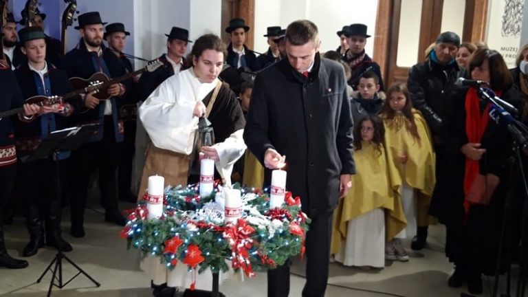 Započele 24. Vukovarske adventske svečanosti, prvu svijeću upalio gradonačelnik Ivan Penava