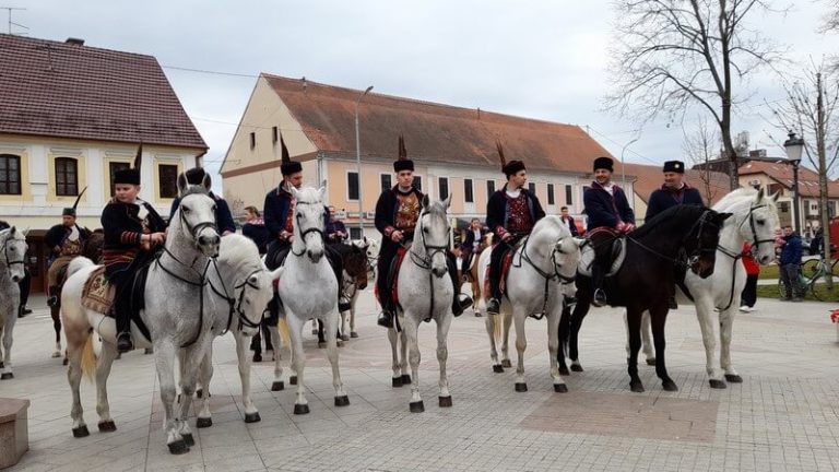 Sedamdesetak jahača i jahačica projahalo Vinkovcima u pokladnom jahanju uz pjesmu momačku i djevojačku